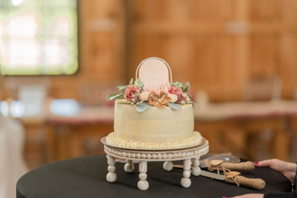 A simple wedding cake with floral décor